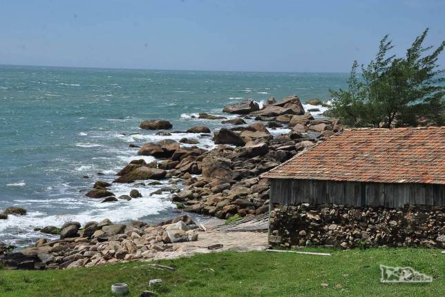 Habitação de pescador no caminho entre a Praia Vermelha e a Praia do Ouvidor, em Garopaba, no litoral sul de Santa Catarina